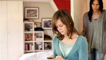 Cum destramă internetul familii: motivele conflictelor între generații