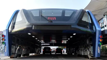 Chinezii au introdus autobuzul pe sub care circulă mașini