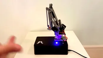 Un inginer a creat un robot cu 