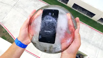 Au băgat un Galaxy Note 7 într-un cub de gheață și l-au dat de pământ