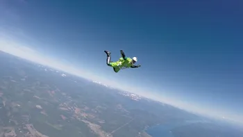 A sărit de la 6800 de metri fără parașută [VIDEO]