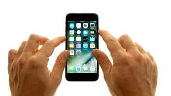 Au fost arestați pentru că au încercat să cumpere iPhone 7 din aeroport