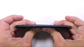 Vezi cum rezistă iPhone 7 la zgârieturi și îndoituri [VIDEO]