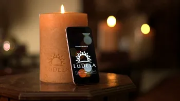 LuDela este lumânarea inteligentă pe care o poți controla cu ajutorul smartphone-ului [VIDEOl