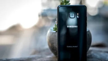 Acest costum de Halloween este format din cutii pentru Samsung Galaxy Note 7