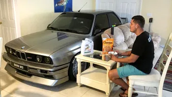 Un bărbat și-a parcat BMW-ul E30 M3 în casă pentru a-l salva de uragan