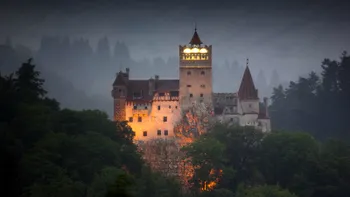 Castelul lui Dracula te așteaptă să înnoptezi de Halloween, dacă ești un bun povestitor