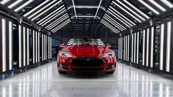 Cum arată interiorul fabricii de mașini Tesla