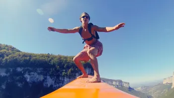 Acest sport extrem este inspirat de BASE jumping și surfing