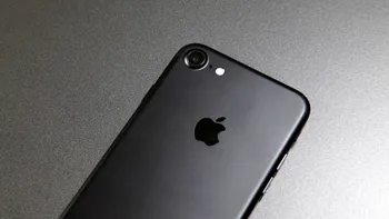 Apple ar putea lansa un telefon cu ecran curbat anul viitor