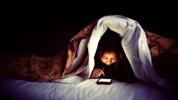 Folosirea smartphone-urilor înainte de culcare ne afectează somnul