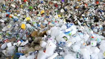 Plasticul ar putea fi reciclat pentru a produce combustibil pentru avioane