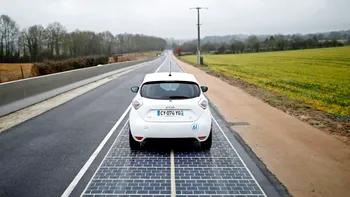 Acest oraș are primul drum solar din lume