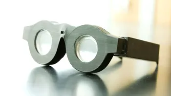 Acești ochelari inteligenți focalizează pe orice obiect la care te uiți