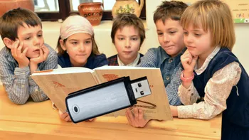 Elevii ar putea primi manuale și pe stick, cu toate că mulți nu au acces la un calculator