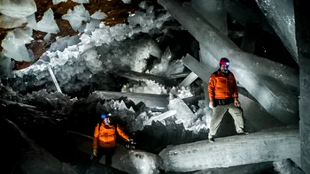 Cercetătorii au identificat vietăți stranii în interiorul acestor cristale gigant