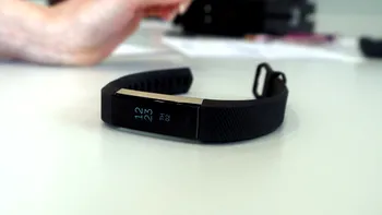 Fitbit Alta HR ar putea fi cel mai mic smartband cu monitor cardiac