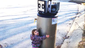 O fetiță confundă un boiler de pe stradă cu un robot, iar reacția ei este adorabilă