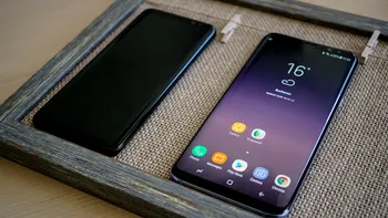 O mașină a ars în întregime din cauza unui telefon Samsung