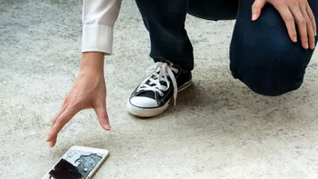 Ecranul spart al telefonului tău s-ar putea repara singur mulțumită acestei inovații