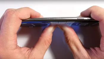 Cât de bine rezistă Galaxy S8 la îndoit, ars și zgâriat