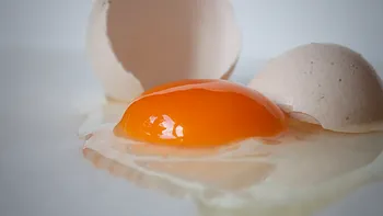 Care este cel mai simplu și corect mod de a sparge un ou