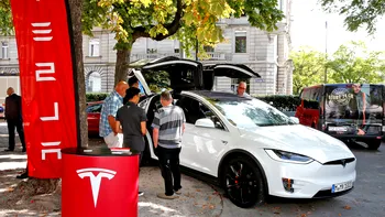 Riscurile sunt reale: De ce au fost chemate în fabrică 53.000 de mașini Tesla