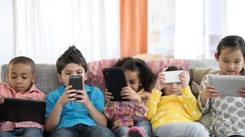 Cum reușește utilizarea telefoanelor să apropie membrii familiei, în loc să-i alieneze