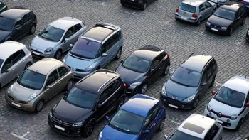 Într-un oraș din România vei găsi locuri de parcare libere cu ajutorul senzorilor din carosabil