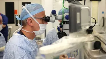 Acest robot realizează o operație dificilă cu mai multă precizie, ca un chirurg experimentat
