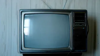 Adulții ignoră serviciile de streaming și se uită la TV ”ca pe vremuri”