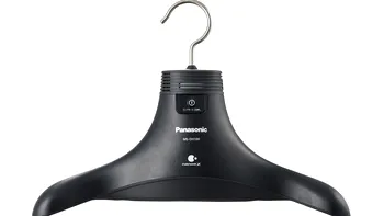 Panasonic a lansat un umeraș inteligent care îți curăță hainele