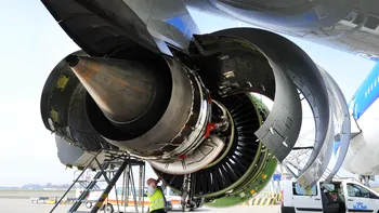 O femeie a oprit un motor de avion după ce a aruncat monede în el pentru noroc