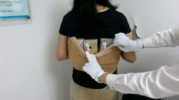 Femeia care aduce iPhone-uri ilegal în China e noul tip de contrabandă de lux