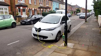 Ți-ai putea alimenta mașina electrică chiar de la stâlpii de iluminat