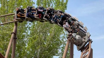 Două trenuri s-au ciocnit între ele într-un parc de distracții