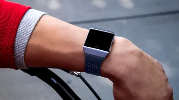 Cel mai nou gadget Fitbit e un hibrid între un ceas și o brățară de fitness