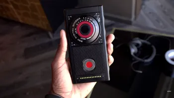 Telefonul cu ecran holografic și preț de 1.200 de dolari apare într-un video