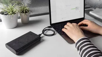 Mophie lansează ultima baterie portabilă de care ai nevoie: încarcă până și laptopul