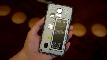 Bătrânul Galaxy Note 4 riscă să explodeze: bateriile au fost rechemate în fabrică