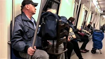 Cum te ferești de virusurile de la metrou fără să pari ciudat