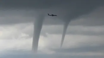 Un avion a trecut printre trei tornade pentru a ateriza [VIDEO]