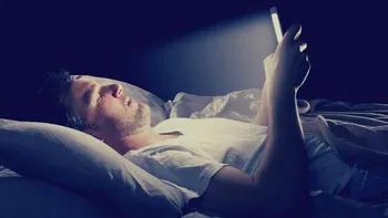 De ce nu e bine să folosești telefonul înainte de somn și cum te afectează asta