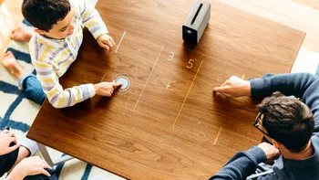 Xperia Touch e un proiector ce transformă orice masă într-o tabletă gigant