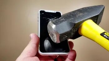 iPhone X versus un ciocan: cât de rezistent este prețiosul telefon