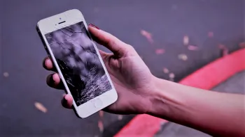 Sticla minune care îți va repara ecranul spart al telefonului