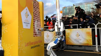Cum a reușit un robot să ducă torța olimpică în Coreea de Sud