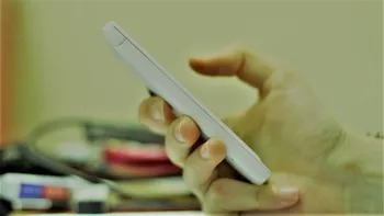 Cum a reușit un român să fure zeci de telefoane la un concert