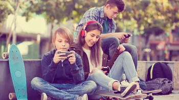 Copiii abuzează de iPhone, iar dependența are consecințe grave