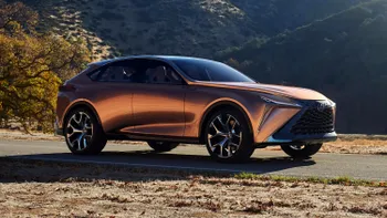 Lexus LF-1 Limitless este mașina viitorului în rose gold